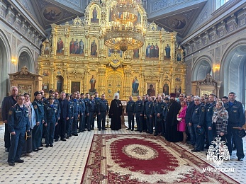 Сотрудники МЧС помолились перед иконой Божией Матери «Неопалимая Купина» - 62ИНФО Сотрудники МЧС помолились перед иконой Божией Матери «Неопалимая Купина»