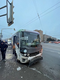 Рязанский маршрутчик влетел в стоящую газель 