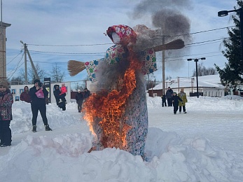Жгли чучело и лазили на столб: в Рязанской области отметили Масленицу