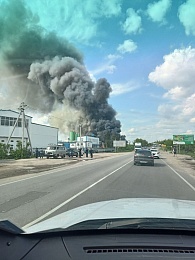 Под Рязанью в Рыбном горит склад у асфальтового завода