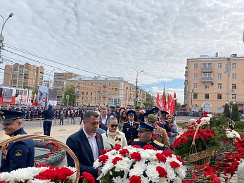 В Рязани 9 Мая возложили цветы к Вечному огню и развернули Георгиевскую ленту