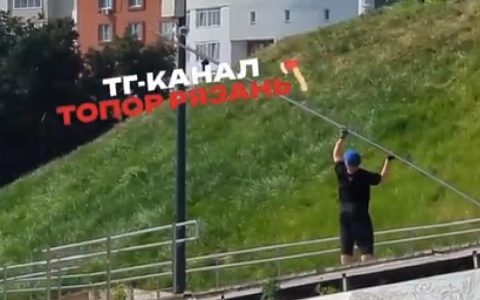 На Лыбедском бульваре подросток пытался сломать камеру