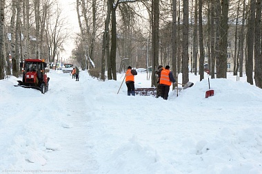 Уборка рязанских парков и скверов от снега продолжается