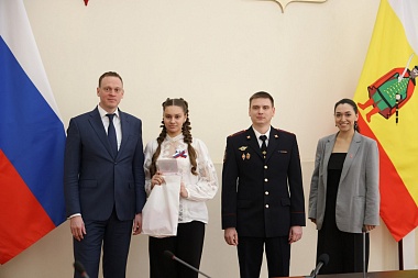 Павел Малков вручил паспорта молодым рязанцам 