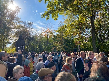 Фоторепортаж: как прошло 130-летие Сергея Есенина в Константинове - 62ИНФО Фоторепортаж: как прошло 130-летие Сергея Есенина в Константинове