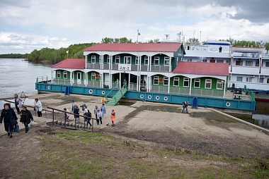 Круизный теплоход «Бородино» впервые причалил к рязанскому Лесопарку в 2022 году