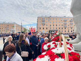В Рязани 9 Мая возложили цветы к Вечному огню и развернули Георгиевскую ленту