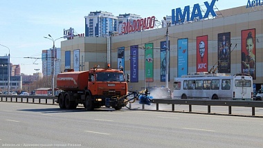 В Рязани начали мыть памятники, фонтаны и ограждения