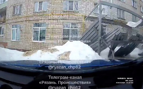 В Варских обрушился козырек подъезда