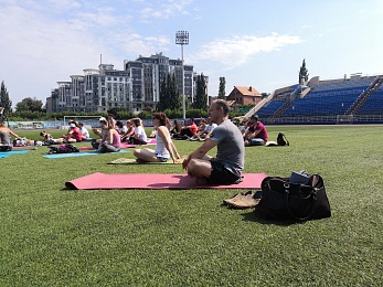 Рязанцы отметили Международный день йоги с доктором Савитой Хариш из Индии - 62ИНФО Рязанцы отметили Международный день йоги с доктором Савитой Хариш из Индии