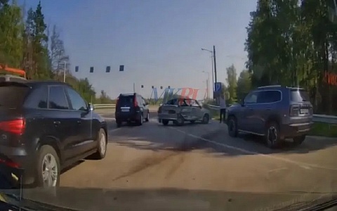 Под Рязанью у комплекса "В некотором царстве" ВАЗ-2114 разнесло в ДТП