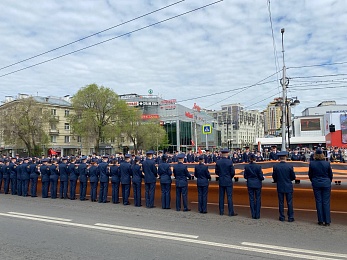 В Рязани 9 Мая возложили цветы к Вечному огню и развернули Георгиевскую ленту