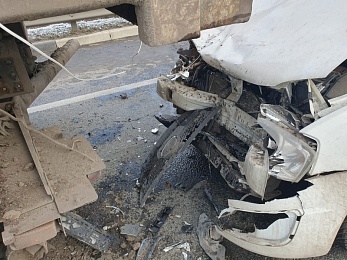 Под Рязанью легковушка влетела в строительный самосвал