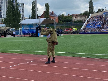 В Рязани День ВДВ отметили показательными выступлениями десантников и прыжками с парашютом