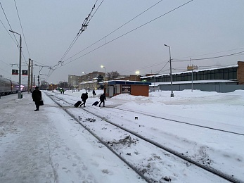 На рязанских железнодорожных вокзалах идёт уборка снега