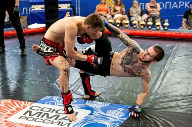 В рязанском Лесопарке прошёл турнир ММА «Битва за Рязань»