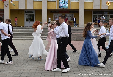 Фоторепортаж: в Рязанской области прошли выпускные и церемонии вручения аттестатов