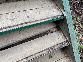 В Солотче лестница на Лысой горе опасна для отдыхающих