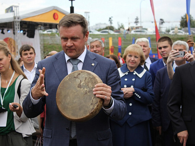 В Посольствах древних городов Любимова научили играть на дойре