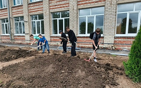 Семиклассники Мурминской школы помогли благоустроить школьный двор
