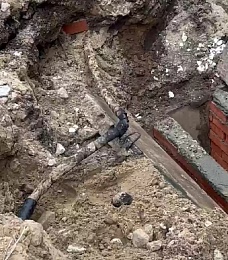 Рабочего ударило током во время земельных работ на улице Дзержинского в Рязани 