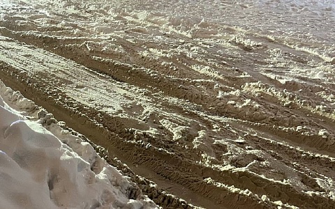 В Рязани мусоровоз застрял в снегу по дворе и зацепил столб