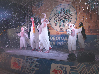 На новогоднем празднике на Почтовой устроили снегопад и провели огненное шоу