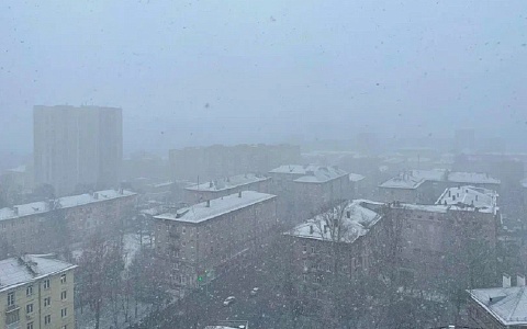 В рязанском доме снег повредил кровлю лоджии