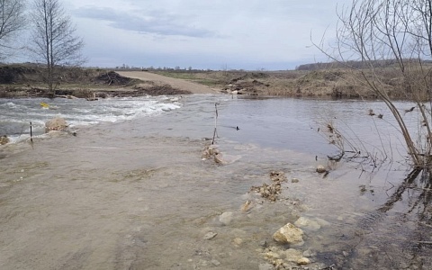 В Михайловском районе вновь залило дорогу после сброса на водохранилище