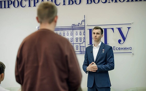 Студенты РГУ имени Есенина встретились с Героем России Владиславом Головиным