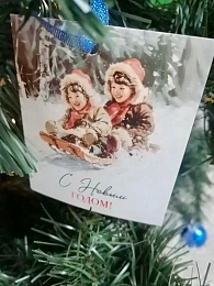 Елку в перинатальном центре наряжают всем миром