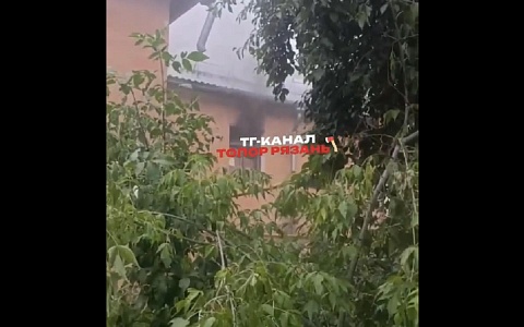 В Рязани загорелась квартира в заброшенном доме