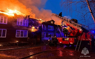 МЧС: пожар двухэтажного дома на Лесопарковой в Рязани тушили 39 человек