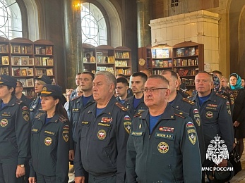 Сотрудники МЧС помолились перед иконой Божией Матери «Неопалимая Купина» - 62ИНФО Сотрудники МЧС помолились перед иконой Божией Матери «Неопалимая Купина»
