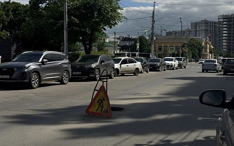 В центре Рязани водители вынуждены объезжать открытый люк