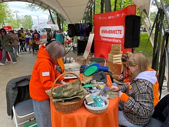 В Рязани у кремля 9 Мая открыли полевую кухню и показали трофейную технику