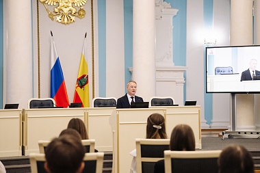 Спикер облдумы Аркадий Фомин вручил паспорта юным рязанцам