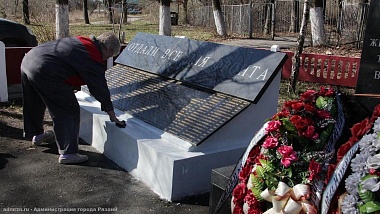 В Рязани начали мыть памятники, фонтаны и ограждения