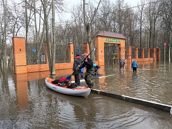 Фоторепортаж: рязанцы покоряют затопленный Лесопарк на лодках и сап-бордах - 62ИНФО Фоторепортаж: рязанцы покоряют затопленный Лесопарк на лодках и сап-бордах