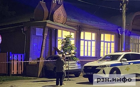 Автомобиль протаранил здание Центра детского творчества в Рязани