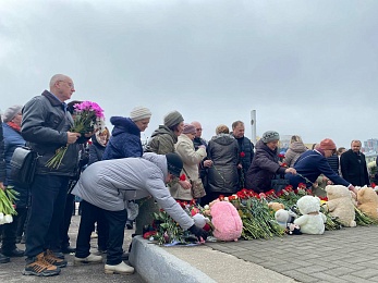 В Рязани прошел траурный митинг в память жертв теракта в "Крокусе" - 62ИНФО В Рязани прошел траурный митинг в память жертв теракта в "Крокусе"