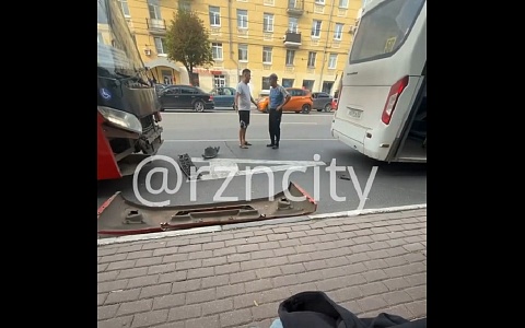 «50 подрезал 47»: в Рязани столкнулись автобусы – соцсети