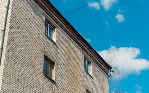 Мужчина выпал из окна в Рязани