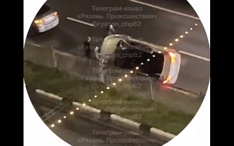 В Рязани опрокинулась легковушка
