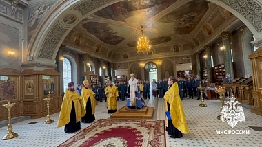 Сотрудники МЧС помолились перед иконой Божией Матери «Неопалимая Купина» - 62ИНФО Сотрудники МЧС помолились перед иконой Божией Матери «Неопалимая Купина»