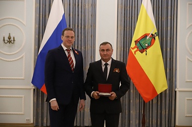 Павел Малков наградил жителей региона накануне Дня Победы