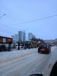 Из-за застрявших автобусов на улице Новосёлов парализовано движение 