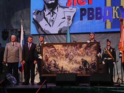 Любимов подарил десантникам репродукцию картины «Мы - русские, с нами Бог»